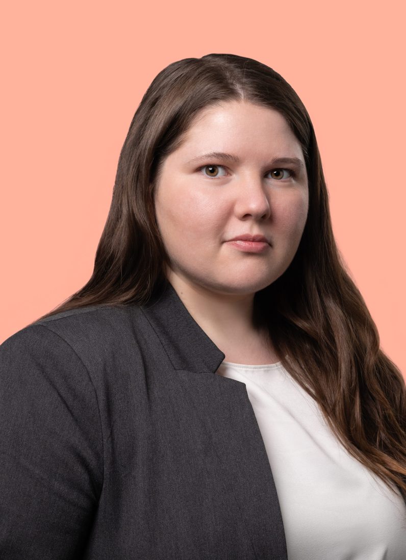 Samantha Costa pecho retrato pelo largo blazer gris camiseta blanca