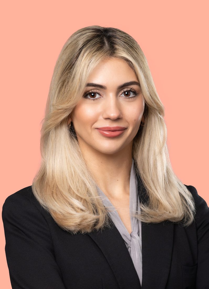 Selena Matavosian abogada blazer negro blusa gris pelo rubio